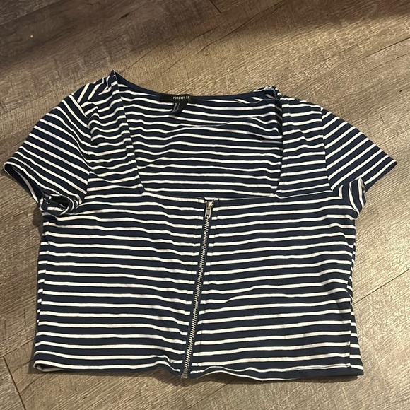 Forever 21 Tops - Forever‎ 21 Crop top Size large blue and white striped